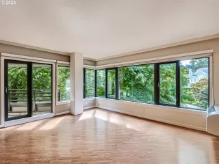 Photo #4: 23123451 Listing