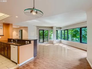 Photo #5: 23123451 Listing