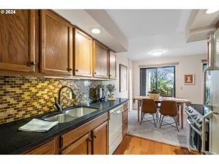 Photo #4: 23125212 Listing