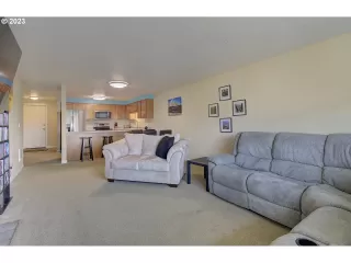 Photo #2: 23126784 Listing