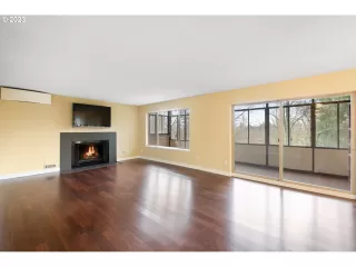 Photo #5: 23127310 Listing