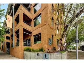 Photo #5: 23128107 Listing