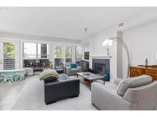 Photo #4: 23128449 Listing