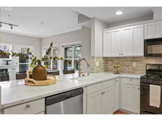 Photo #6: 23129762 Listing