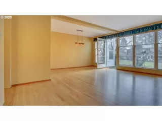 Photo #5: 23130588 Listing