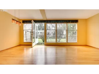 Photo #6: 23130588 Listing