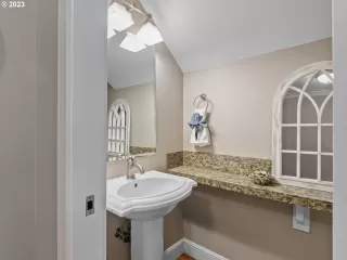 Photo #5: 23132147 Listing