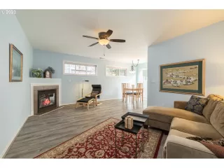 Photo #5: 23132351 Listing