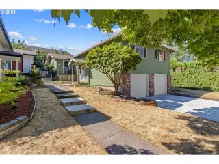 Photo #3: 23133754 Listing