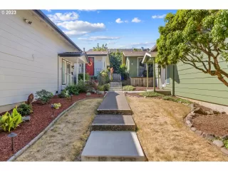 Photo #4: 23133754 Listing