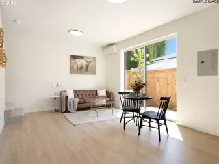 Photo #5: 23135031 Listing