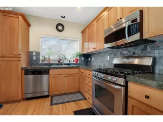 Photo #5: 23136043 Listing