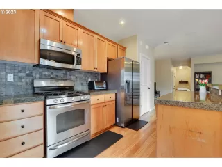 Photo #6: 23136043 Listing