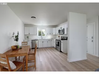 Photo #3: 23136310 Listing