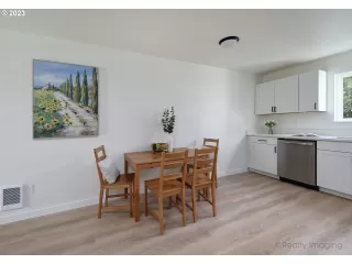 Photo #4: 23136310 Listing