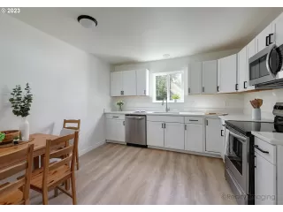 Photo #5: 23136310 Listing