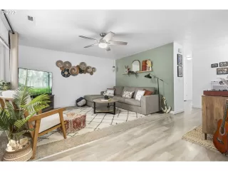 Photo #5: 23139852 Listing