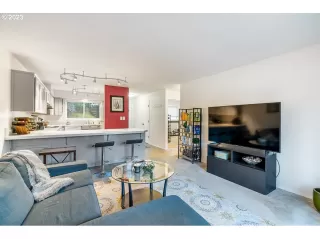 Photo #5: 23149108 Listing