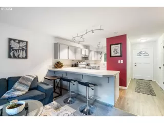 Photo #6: 23149108 Listing