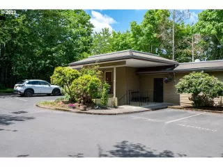 Photo #4: 23149328 Listing