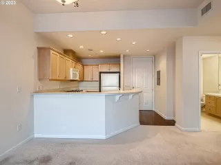 Photo #5: 23151533 Listing