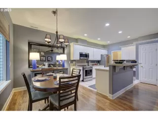 Photo #4: 23153932 Listing