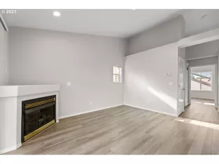 Photo #5: 23160704 Listing