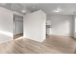 Photo #6: 23160704 Listing