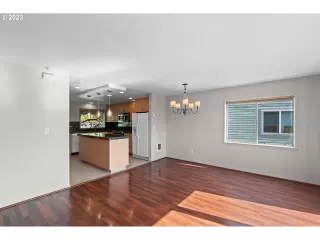 Photo #4: 23162529 Listing