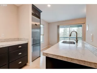 Photo #5: 23162583 Listing