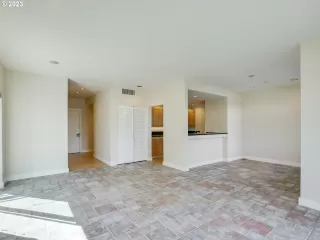 Photo #5: 23163316 Listing