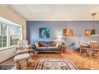 Photo #5: 23167844 Listing