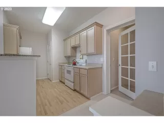 Photo #5: 23169397 Listing