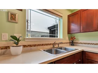 Photo #6: 23171985 Listing