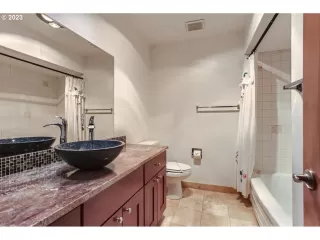 Photo #4: 23173488 Listing