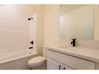 Photo #5: 23175029 Listing