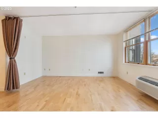 Photo #4: 23177538 Listing