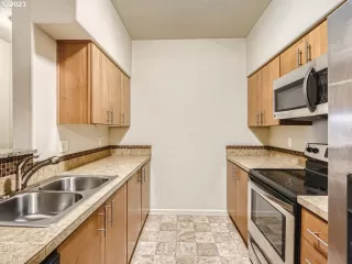 Photo #5: 23179352 Listing