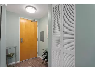 Photo #5: 23179433 Listing