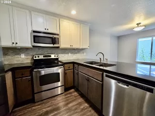 Photo #5: 23179617 Listing