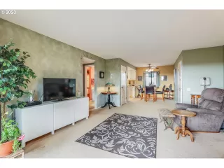 Photo #5: 23180639 Listing