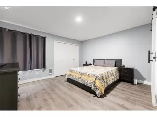 Photo #5: 23181376 Listing