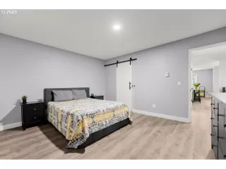 Photo #6: 23181376 Listing