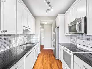 Photo #2: 23184068 Listing