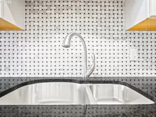 Photo #4: 23184068 Listing