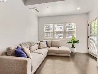 Photo #4: 23185868 Listing