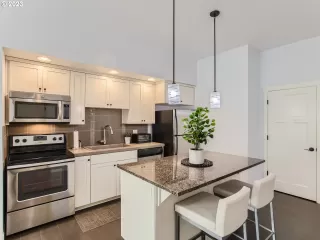 Photo #6: 23185868 Listing