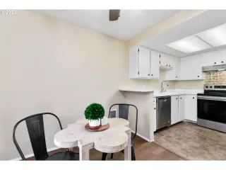 Photo #4: 23189563 Listing