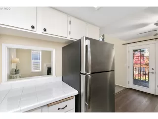 Photo #5: 23189563 Listing