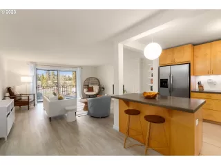 Photo #5: 23190325 Listing